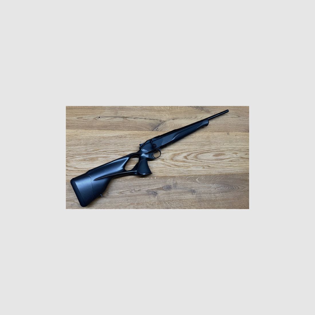 Blaser R8 Carbon / Elastomer / Atzl-Abzug / gekürzter Lauf / Mündungsgewinde / Logo schwarz glänzend / Vorderschaftabschluss carboniert