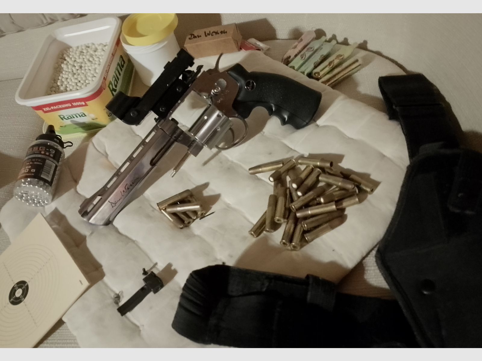 Dan Wesson co2 revolver 6mm set 31 cartridges red dot sight holster + lots of bb's + steel balls