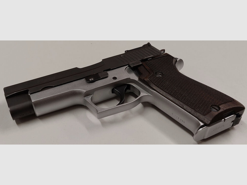 SIG SAUER DEFEKT Halbautom. Pistole SIG SAUER P220 Bicolor Schwarz/Silber im Kaliber .45ACP