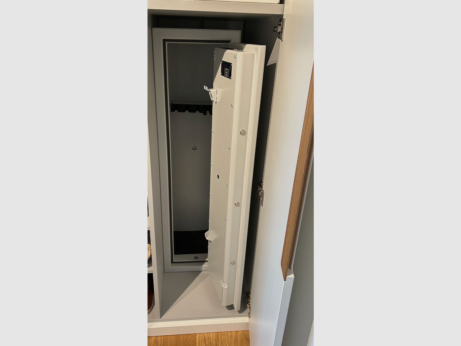 ISS Stahlschrank Luzern N/0 für 5 Langwaffen, Elektronikschloss STELLAR, Bohrungen auf der Rückwand und Boden