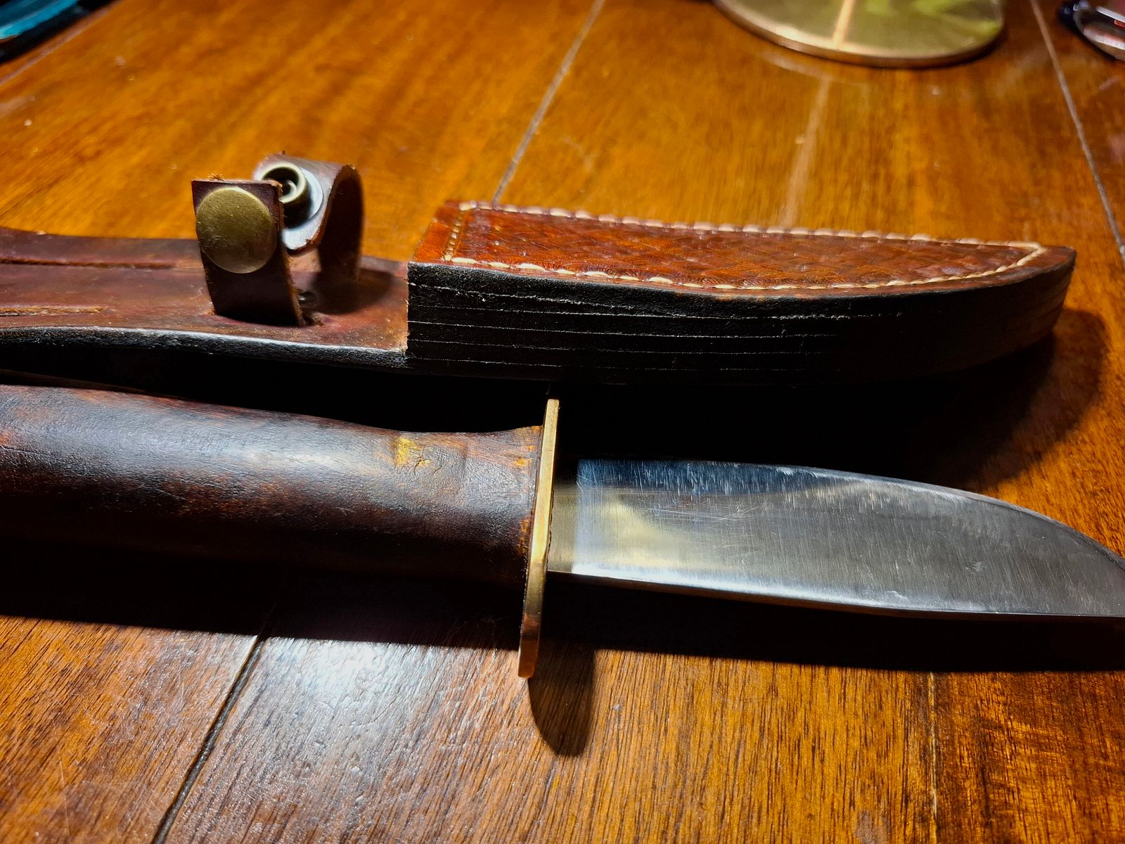 Handgearbeitetes Jagdmesser mit Scheide