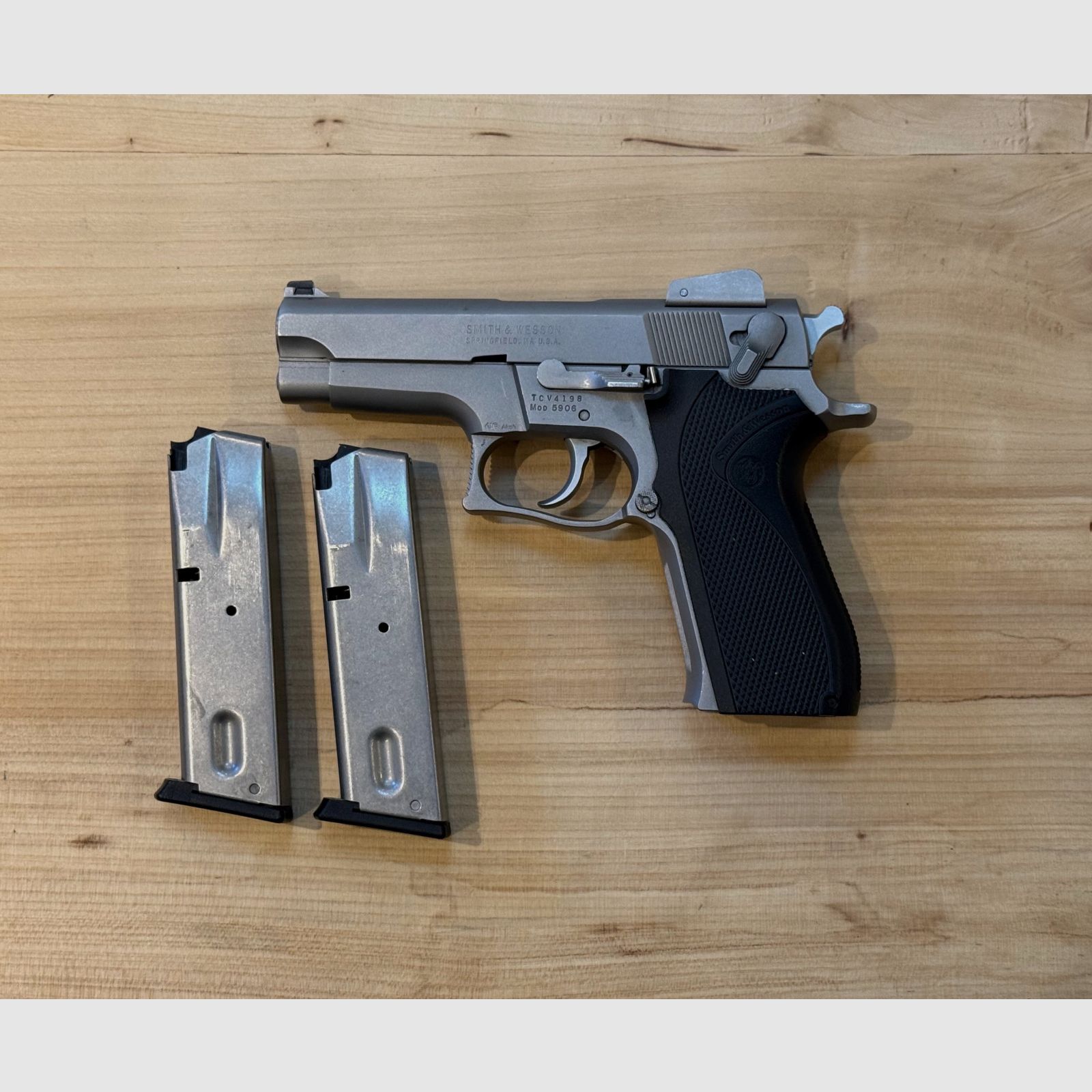 Smith & Wesson Mod. 5906 Cal. 9mm Luger con cargador intercambiable