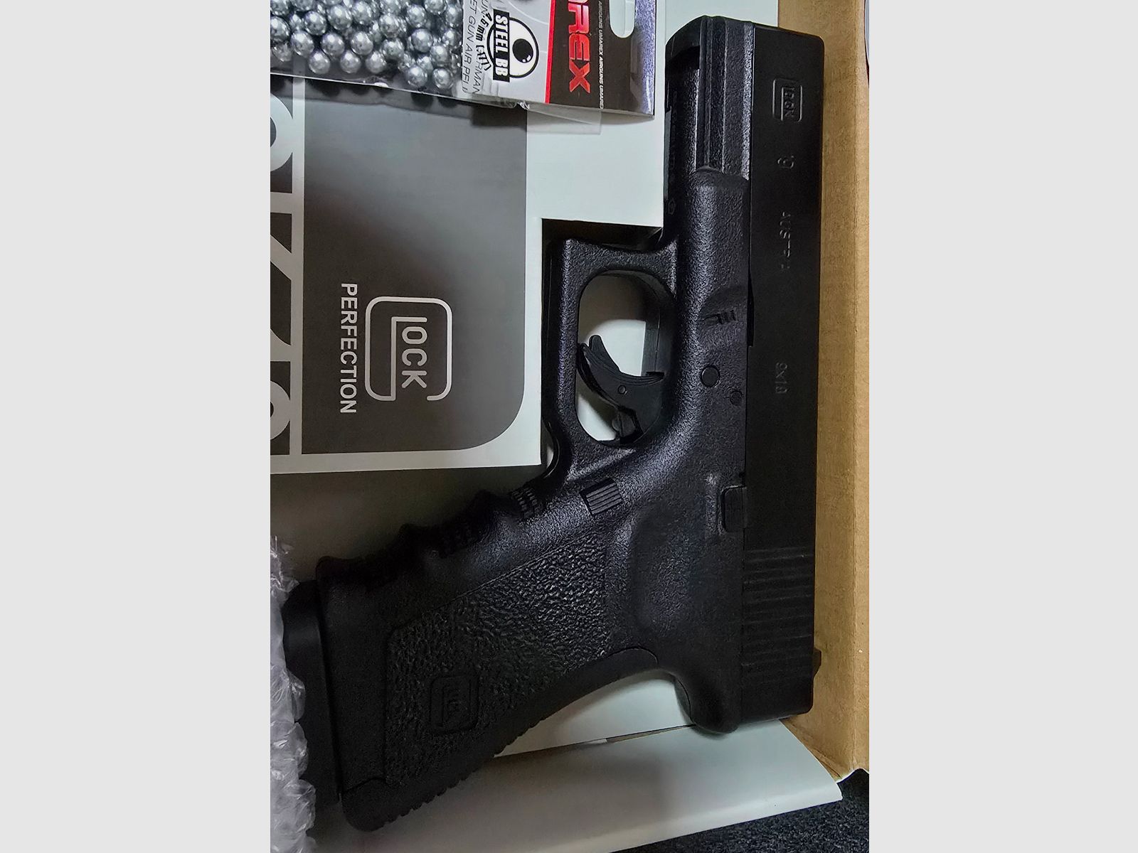 Glock 19 4.5 mm CO2 steel balls