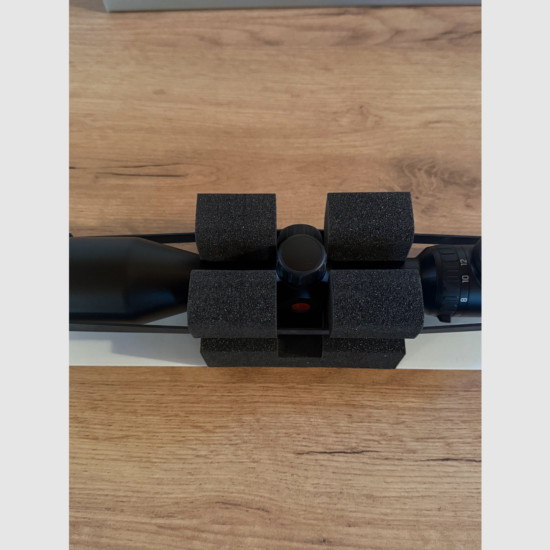 Leica Magnus 1,8-12x50 i, con guida