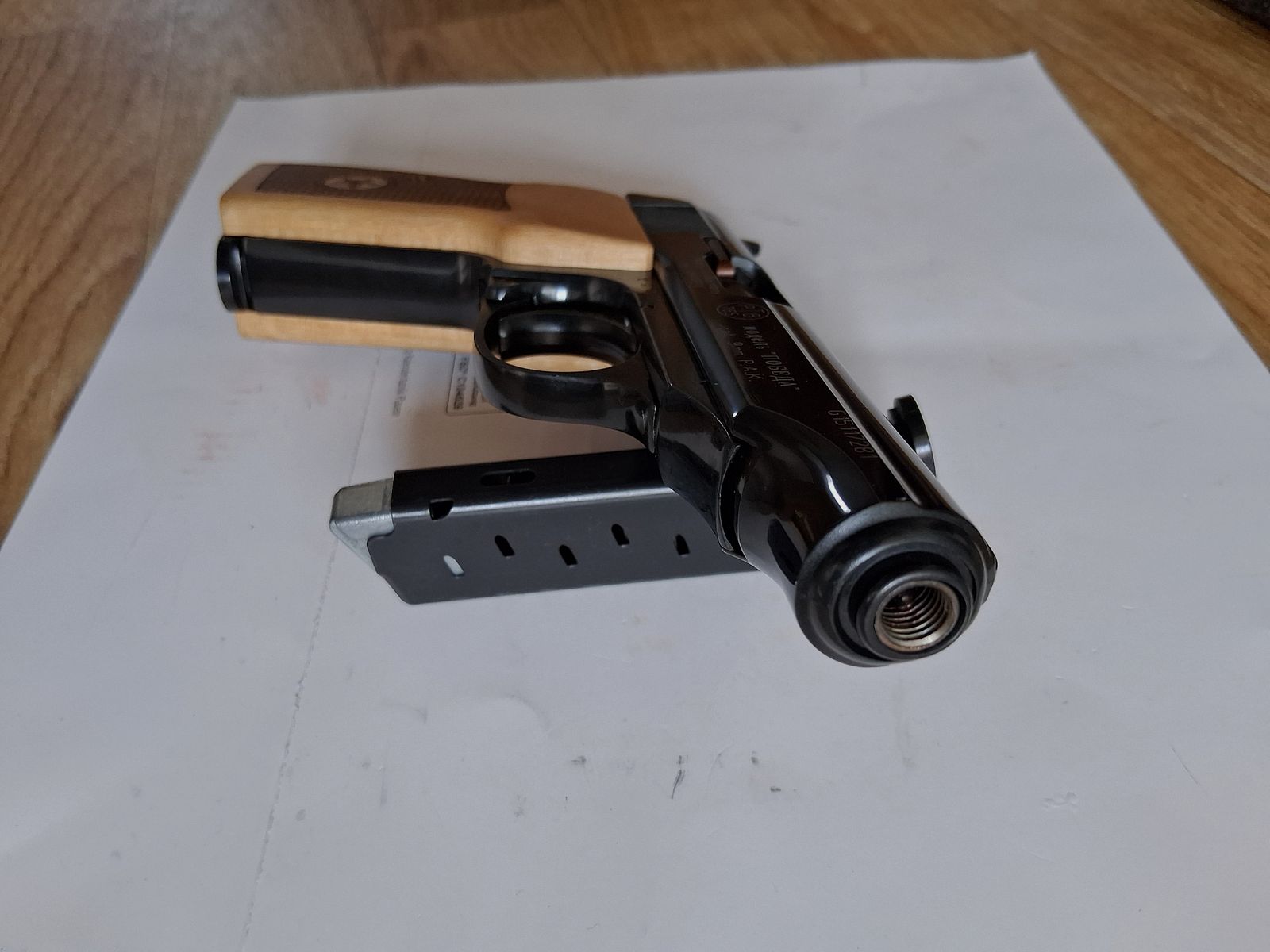 Reck Umarex Mod. Pobeda (Makarov) Cal. 9 mm P.A.K., wooden grips, spare magazine, (like new)
