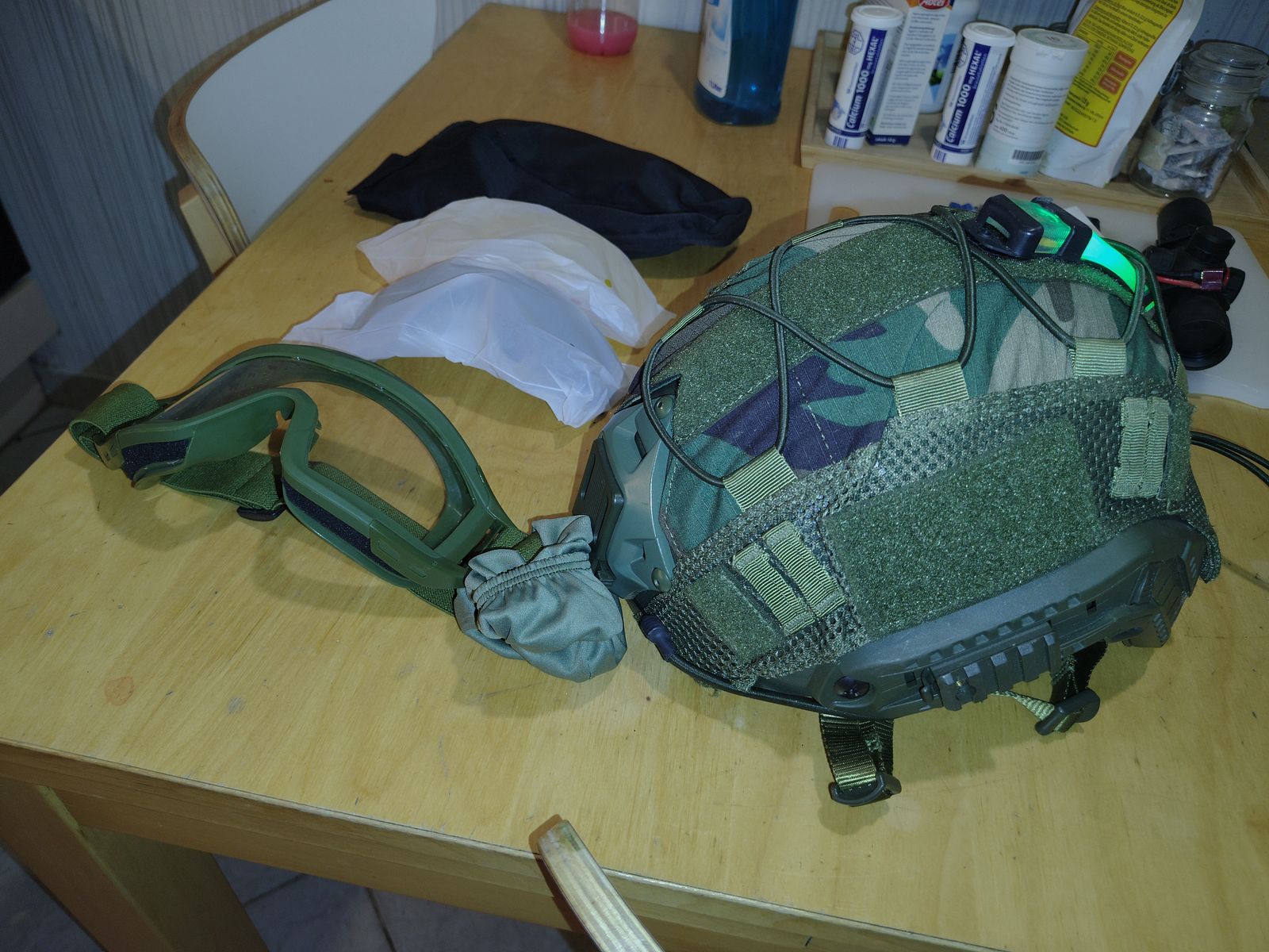 Taktisches Airsoft Helm-Set – Bundeswehr Flecktarn – Upgrade-Polster – inkl. Brille (3 Gläser) & Green LED