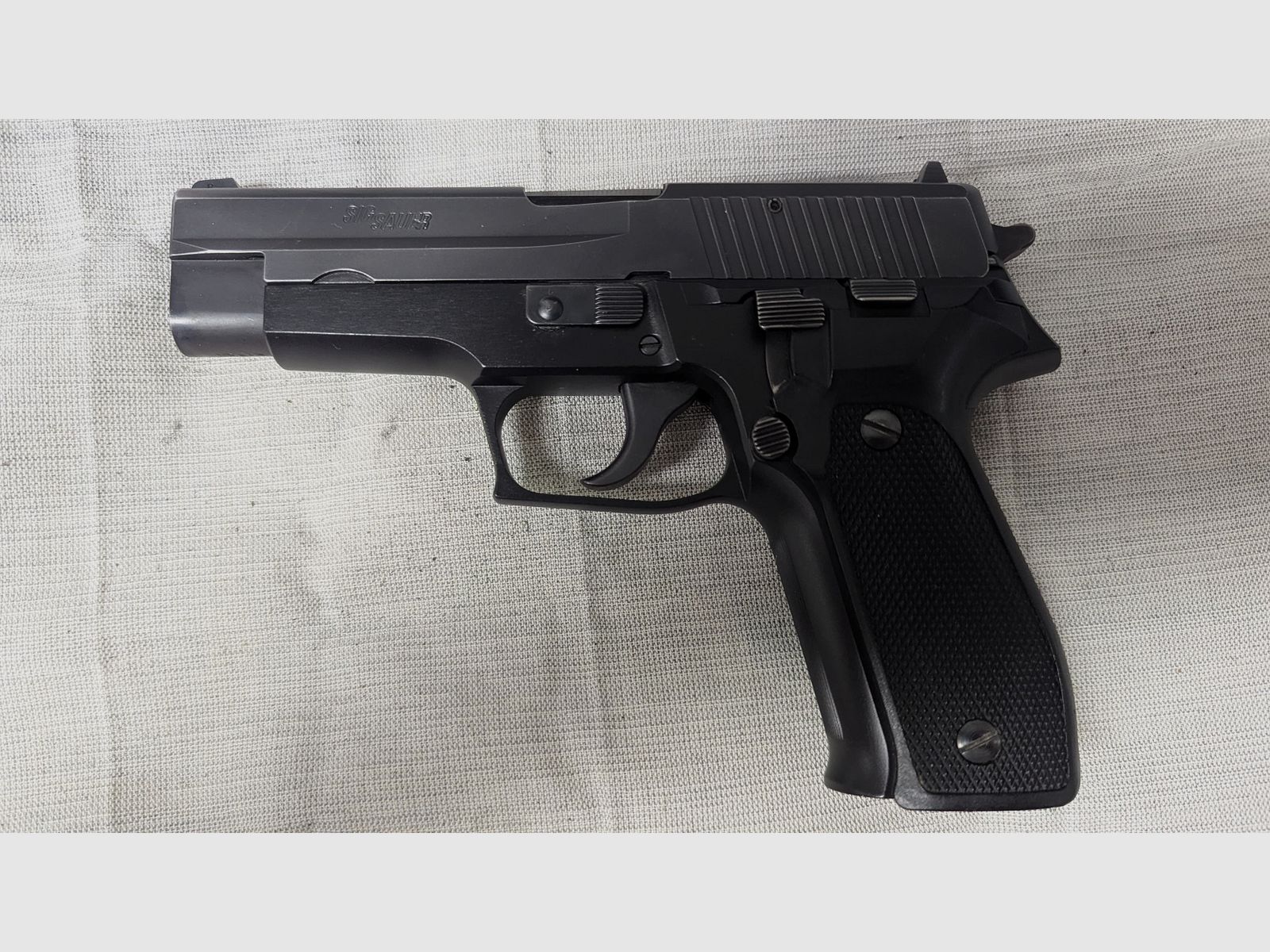 SIG Sauer P226 – 9 mm – buone condizioni fino a molto buone – incluso caricatore e fondina