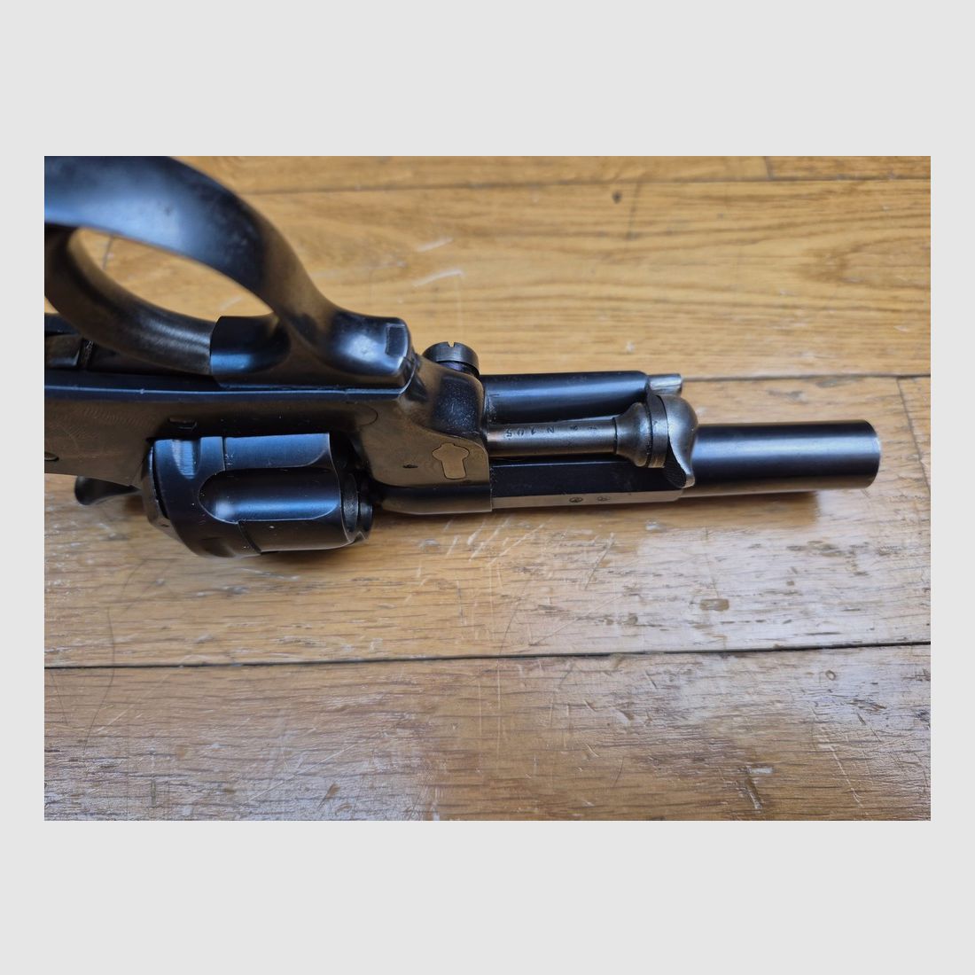 Wunderschöner Offiziersrevolver Modell 1874 – Vollständig monomatrikulierte Waffe – Produktion MAS im Jahr 1875 – Eines der ersten Exemplare, die an den 6. Jäger von Sedan geliefert wurden – Hervorragender Lauf – Mechanisch einwandfrei – Seltenheitszustand! – TBE++, Bild 12 von 25