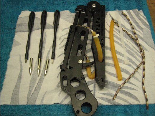 Zwille Schleuder Steinschleuder mit Pfeilen und Stahlkugeln zu verschiessen 