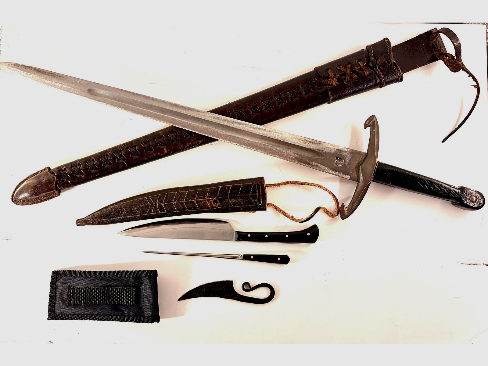 Set de armas y cubiertos medievales – espada de una mano, cubiertos y cuchillo vikingo