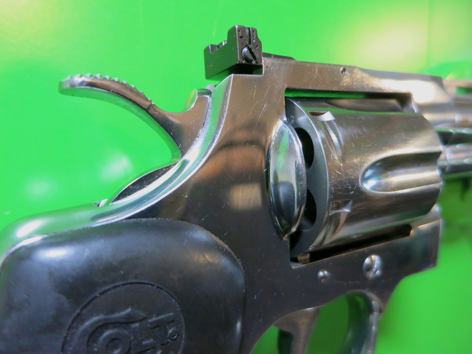 Revolver COLT PYTHON, Stainless (Hochglanzpoliert), .357 Magnum, 4" Lauf, Gummi-Sportgriff   #25-