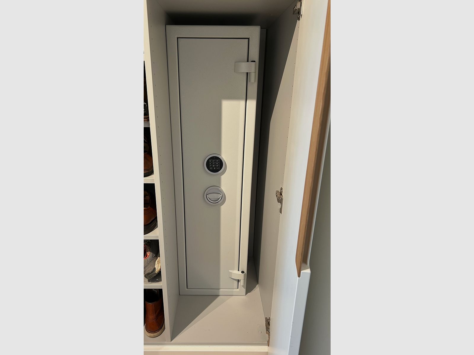 ISS Stahlschrank Luzern N/0 für 5 Langwaffen, Elektronikschloss STELLAR, Bohrungen auf der Rückwand und Boden