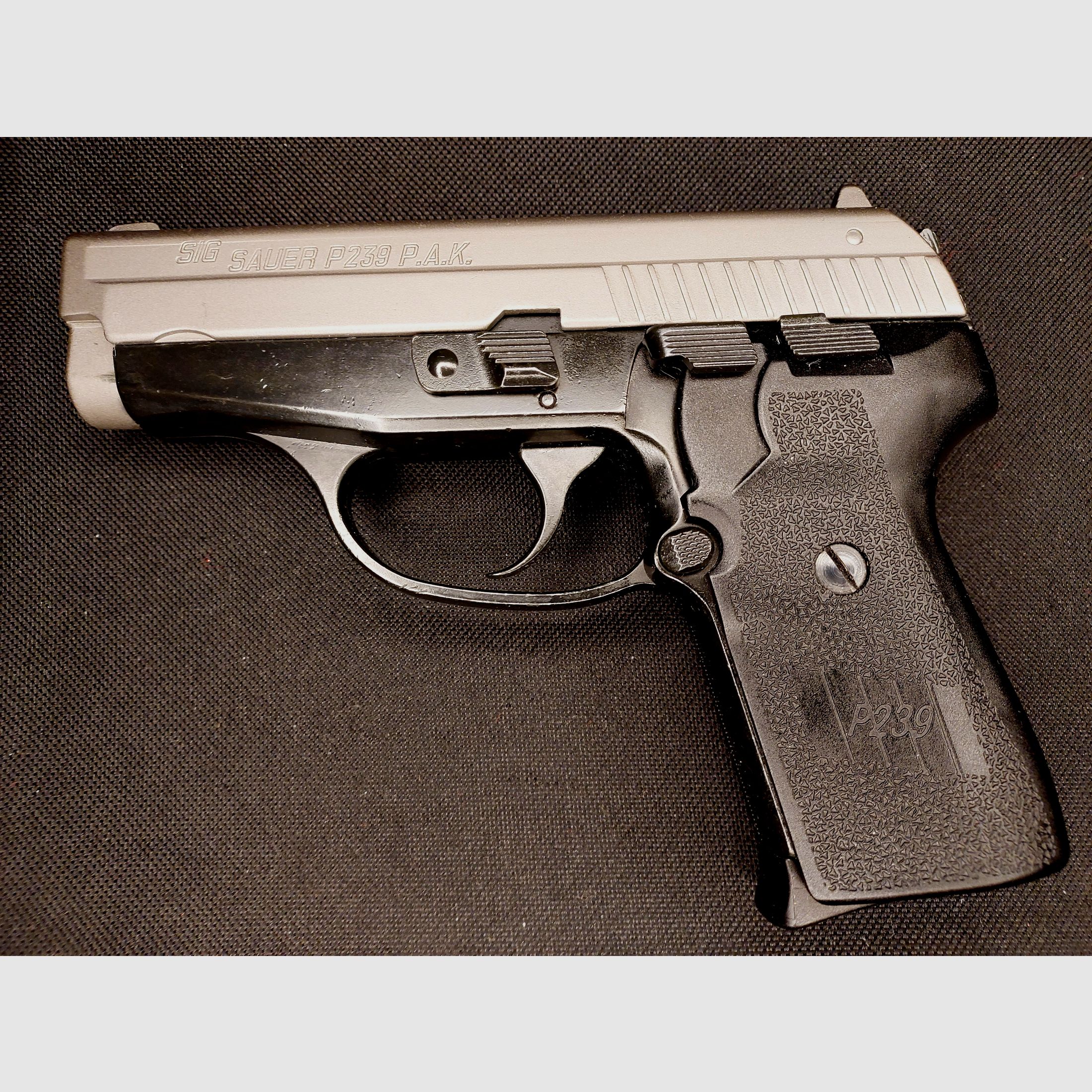 Sig Sauer P239 Nickel schreckschusspistool in kaliber 9 mm P.A.K. (PTB874) met Fobus holster