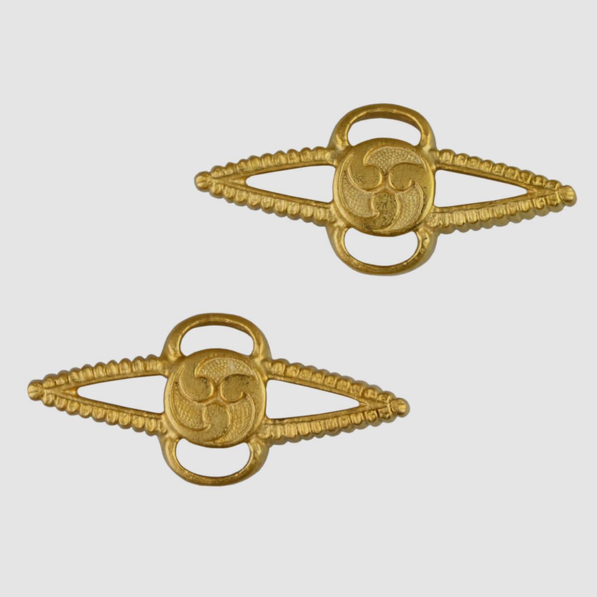 Handgefertigte Menuki aus Japan Mitsudomoe vergoldet