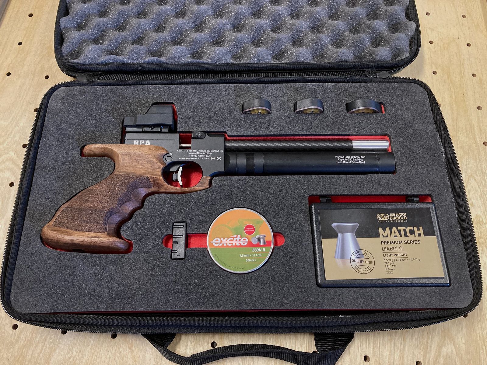 CNC-gefräste Koffereinlagen aus festem Schaumstoff