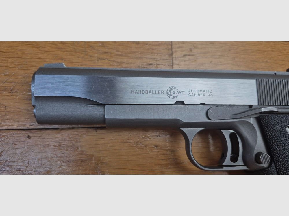 Sehr schöner AMT (Arcadia Machine & Tools) Hardballer Pistol — Kal. .45 ACP — Erster 1911 vollständig aus rostfreiem Stahl in der Geschichte — 100% Stahl alle Teile — Waffe von 1985 — Sehr guter ästhetischer Zustand — Ausgezeichneter mechanischer Zustand — Spiegel-Lauf – Original-Griffschalen – TBE+/TBE++, Bild 24 von 25