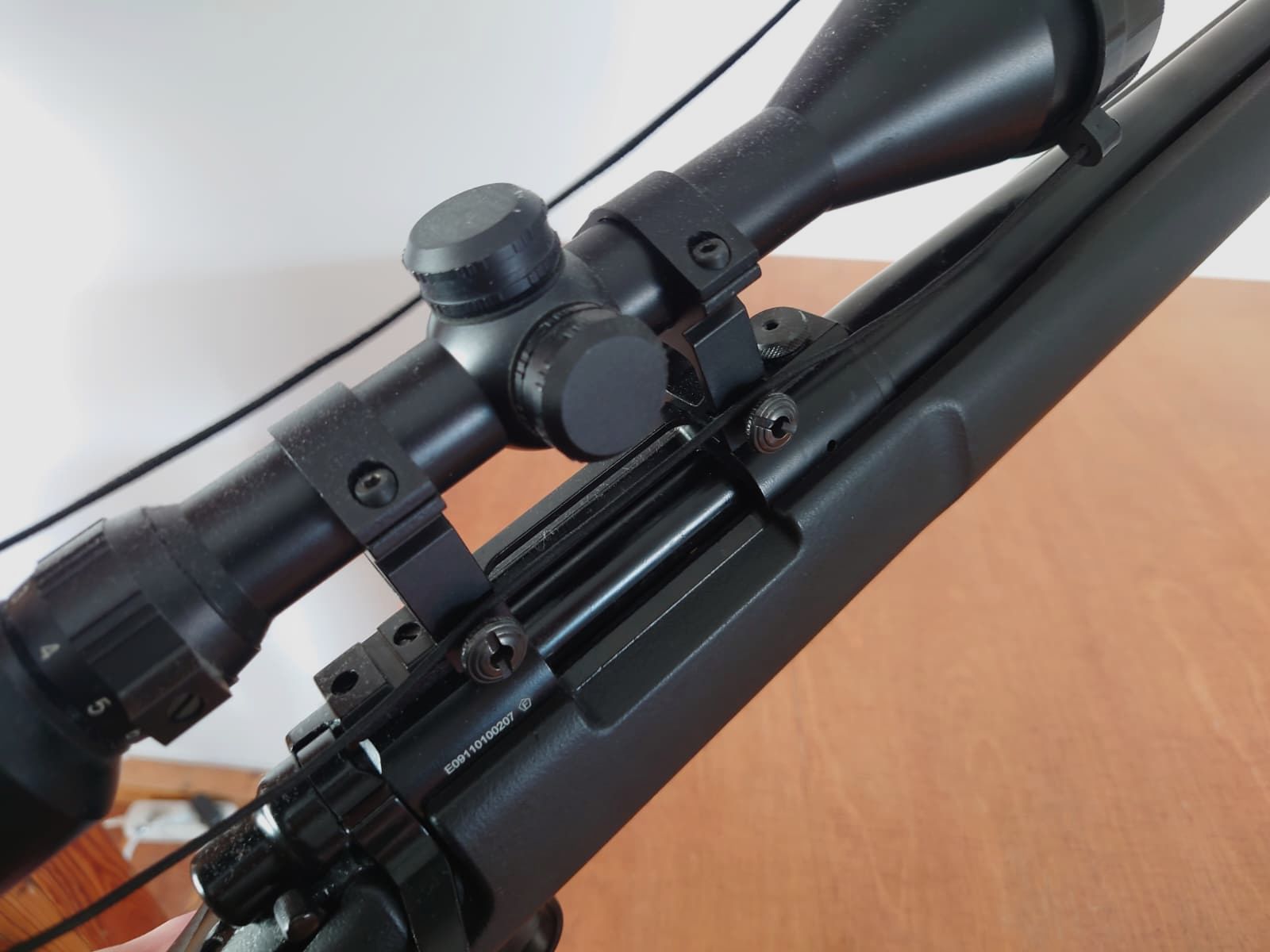 KJ Works M700 Police High Velocity Gas Bolt Action Gewehr 6mm BB schwarz (+MAX Tactical Zielfernrohr 3-9x50E beleuchtet mit Ringe für 22 mm Schiene)