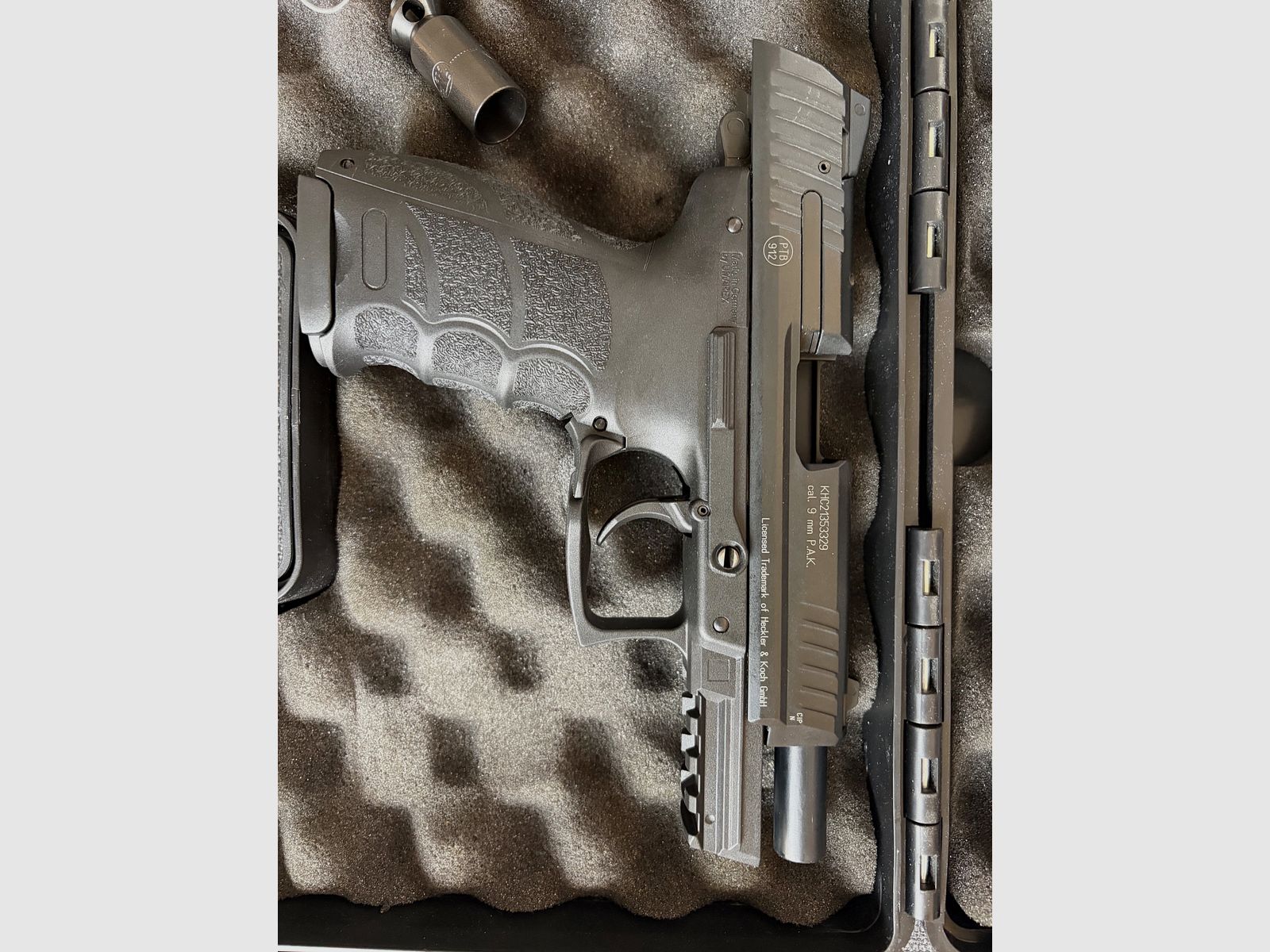 Heckler und Koch P30 mit 100 Schuss Platzpatronen 