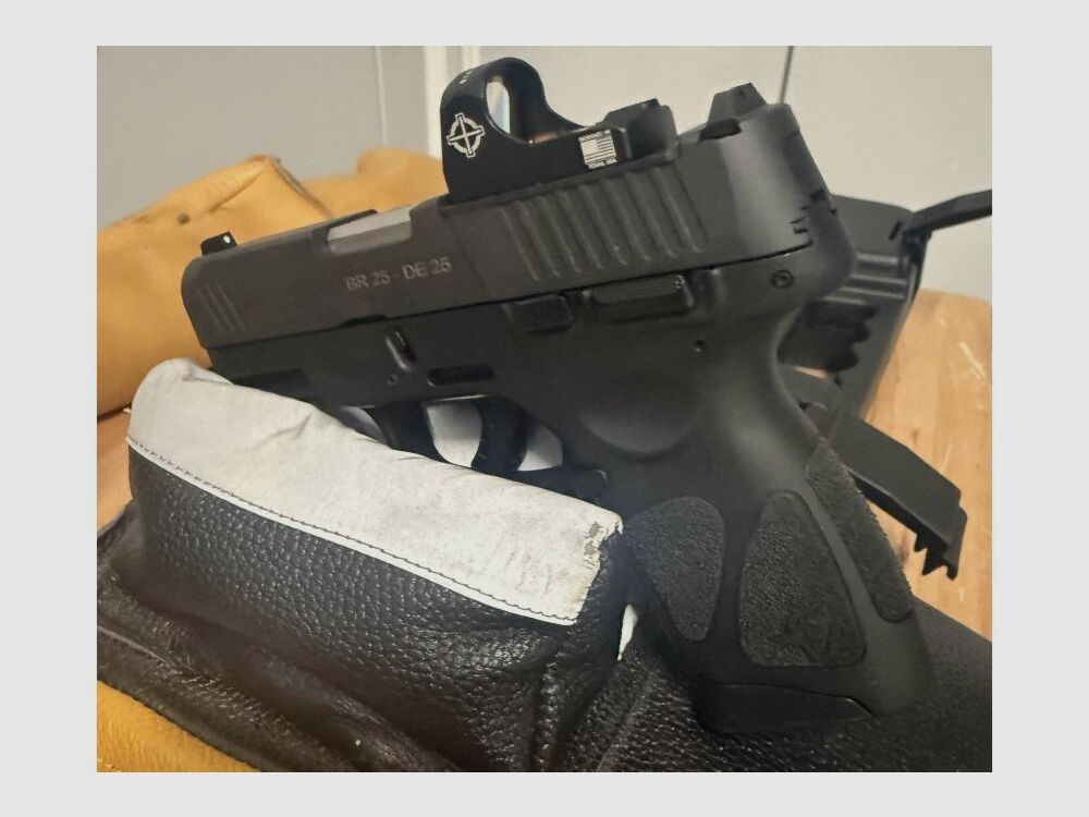 Taurus G3C with RedDot 9mm Luger