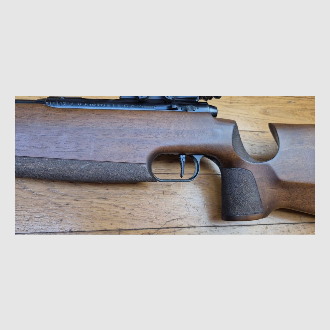 Wunderschöne Präzisionsbüchse Anschütz Modell MATCH 54 Version 1407 – Kal. 22LR – Seltenes Modell mit X-Lauf – Waffe von 1978 – Schlagbolzen und verstellbarer Abzug Modell 54 – Neuer Lauf mit hervorragenden Zügen – 100% Brünierung ohne Oxidation – Schöne Hölzer – Waffe nahezu neu – TBE++/TBE+++, Bild 31 von 37