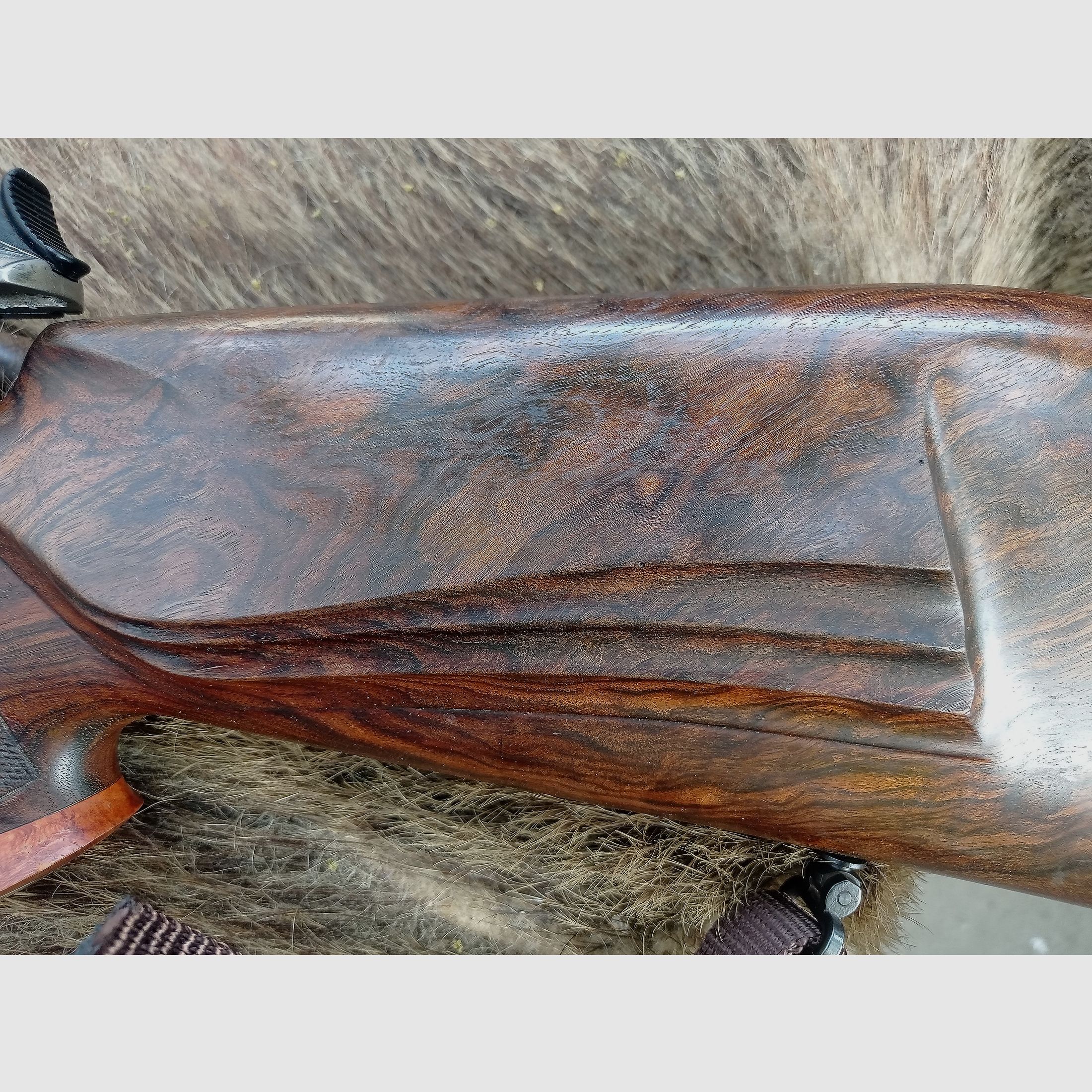 Blaser R93 vollgraviert mit unbenutztem Lauf in 8x68S Holzklasse 9 