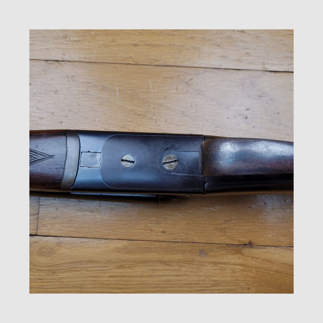 Schönes Seitengewehr – Kaliber 16/65 – sehr schöne handwerkliche Herstellung aus Saint-Étienne – Überlebender des Zweiten Weltkriegs – elegante Waffe im englischen Stil – schöne Hölzer und Riffelungen – Brünierung in sehr gutem Zustand – leichtes Gewehr und dennoch aus schönem Stahl – Sehr schönes Gewehr in TBE+, Bild 12 von 33