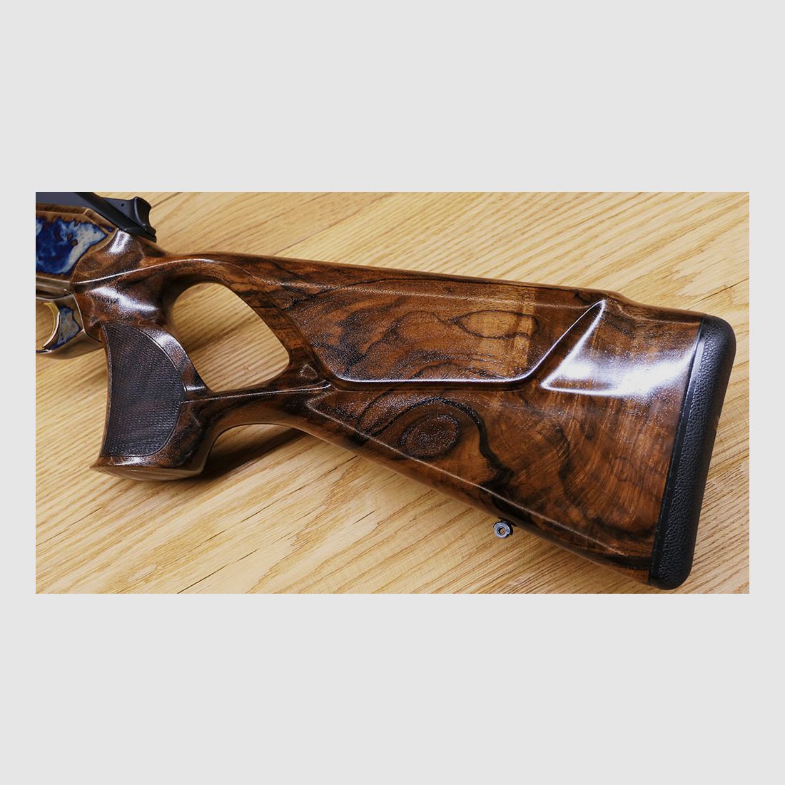 Blaser R8 mit Bunthärtung / Stahlsystem / kannelierter Lauf .308 / Stahlkugel gerändelt mit Blume und Goldlinie / goldener Verschlusskopf /  TRAUM AUS HOLZ & STAHL
