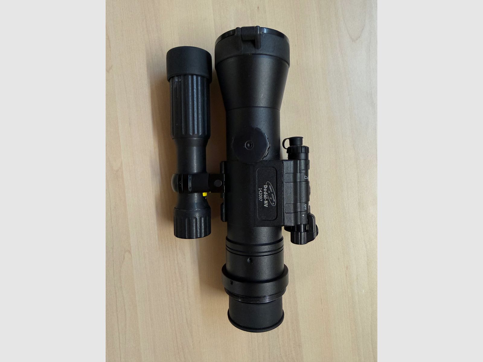 Dedal 552 Gen. 3 Schwarz/Weiss analoges Nachtsichtgerät Lahoux Helios Pro 850 Nm