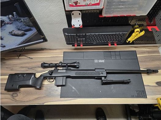 Well M40A5 (MB4416D) Feder-Repetiergewehr mit Zweibein und Zielfernrohr 6mm BB Airsoft