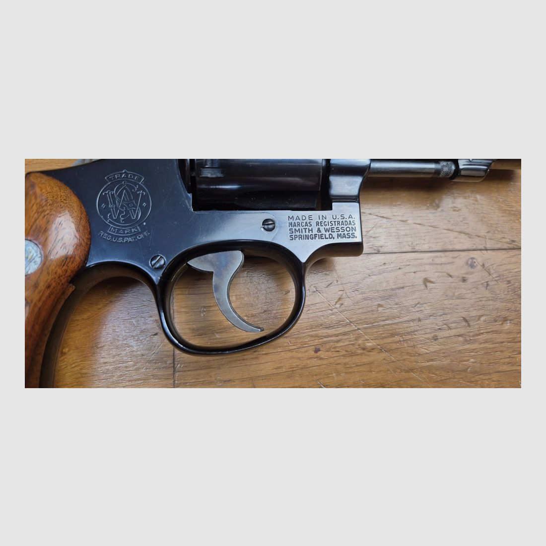 Très beau revolver Smith&Wesson modèle 10-6 – Direct descendant du Hand Ejector Military & Police de 1899 – Variante à canon lourd du modèle 10-5 – Arme de 1978 – Arme de police et de tir devenue légendaire et une des stars de la maison de Spingfield – Très beau bronzage à 97% – Mécanique au top – Canon neuf – Excellente arme de stand avec un passé glorieux – TBE+/TBE++, image 6 sur 26