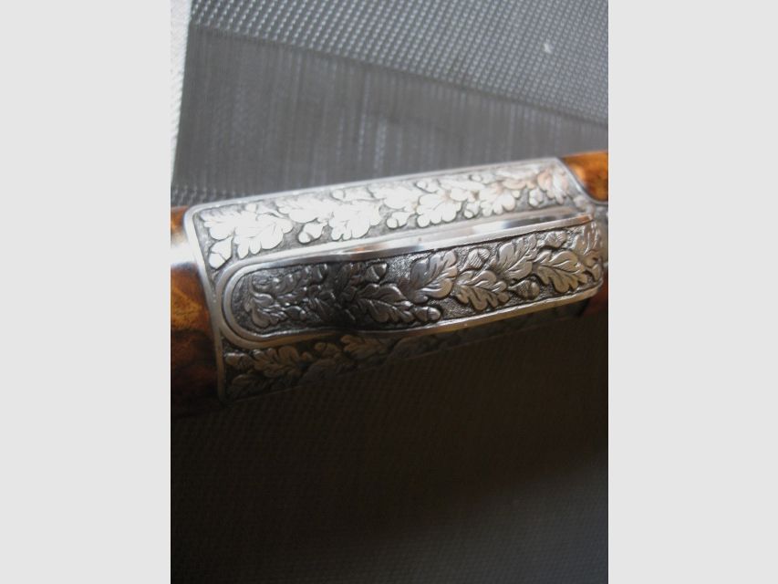 WORLDWIDE GUARANTEED UNIQUE COLLECTOR'S ITEM = Almost new "Custom STEEL SYSTEM completion" with HAND ENGRAVINGS for R93, with right-hand semi-weight stock custom-made and category-11 !! The system is still one WITHOUT serial number !! Including Blaser leather rifle sling!