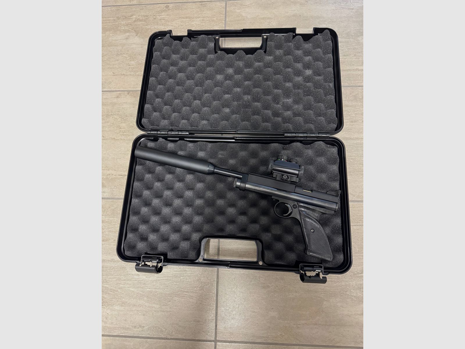 Crosman 2240 “Trophy RTU” – 5,5 mm (0,22″) CO₂-Pistole, mit Schalldämpfer & Red Dot im Koffer