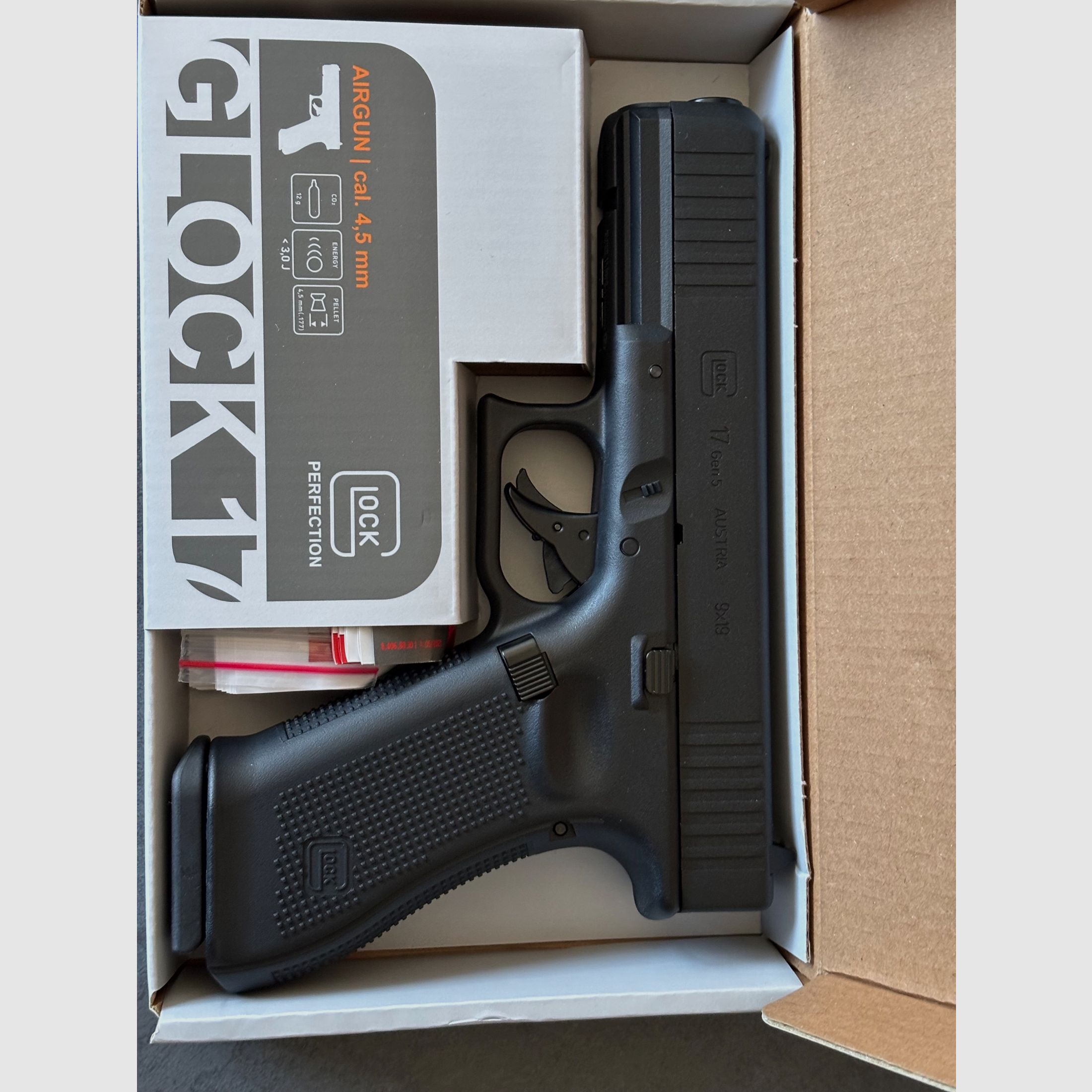 GLOCK 17, Gen5, Co2-Pistole, Kaliber 4,5mm, Diabolo Blowback(P18) SET !! NEU und OVP, Bild 1 von 8