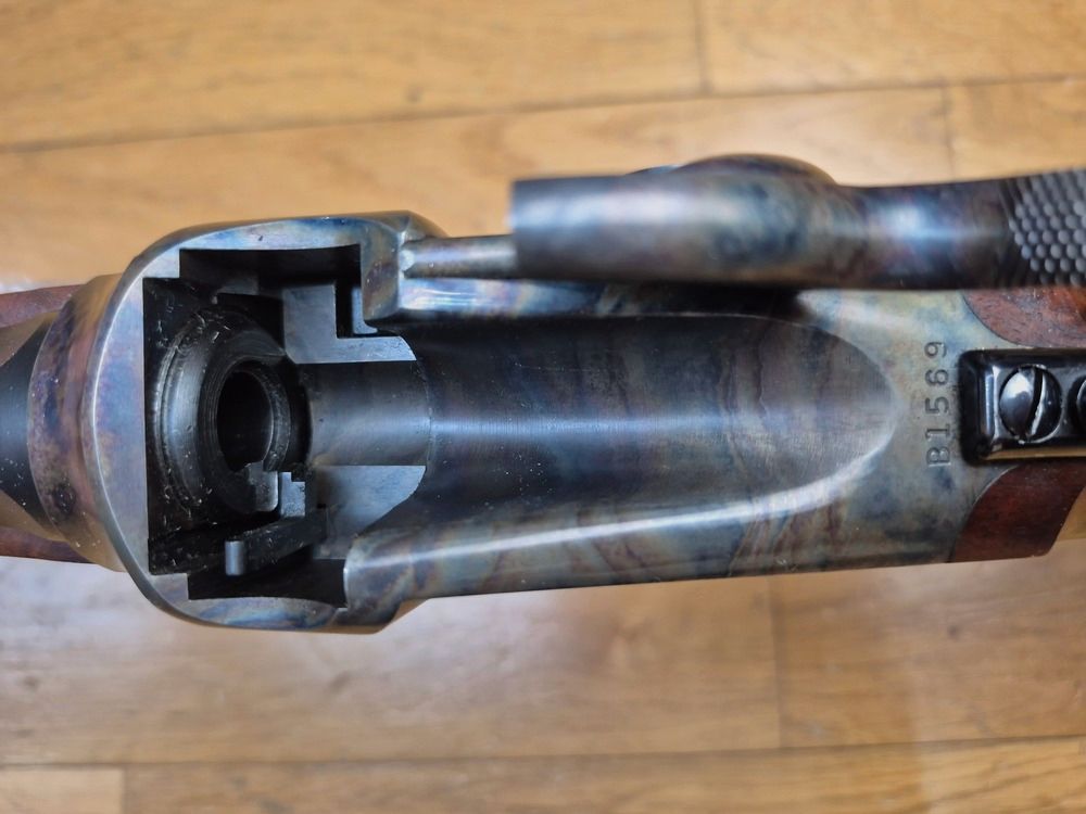 Atemberaubende und wunderschöne Sharps Shiloh 1874 Büchse – Kal. 45-70 Gvt – Modell Target Rifle – Schaft aus Nussbaumholz der Klasse 8 (Wurzel) – Atemberaubende Anpassungen – Traumhafte Mechanik – Gehäuse aus echtem Jaspis – Schwerer oktagonaler Lauf von 33 Zoll! – Möglichkeit, das Diopter Ihrer Wahl zu montieren – Qualität Made in USA – Das Scharfschützengewehr der Eroberung des Westens! – Dewey-Reinigungsstock zusätzlich – Zustand neu – TBE++, Bild 31 von 48