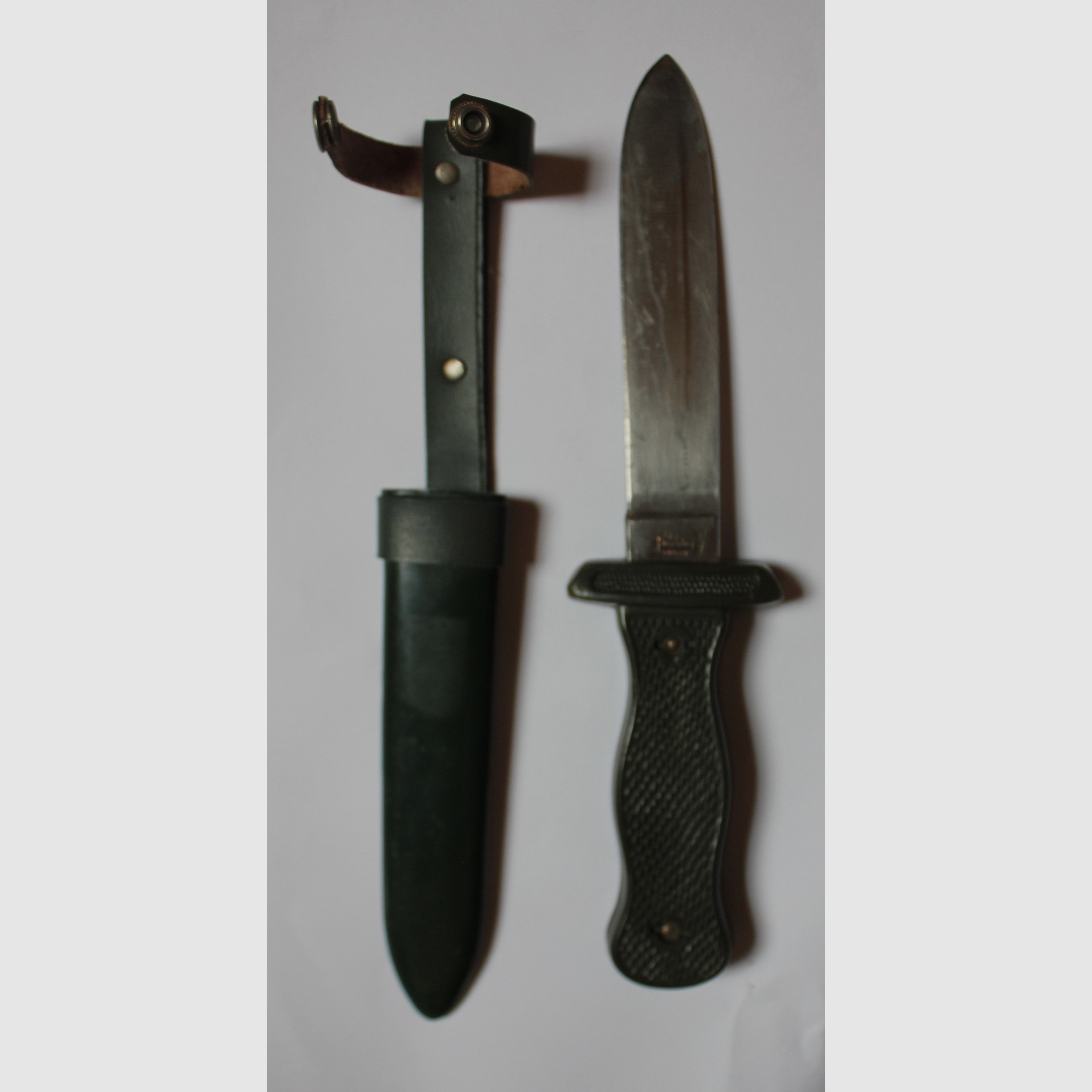 Couteau de randonnée original de Hubertus Solingen de la guerre froide, modèle de couteau de combat de la Bundeswehr et visuellement inspiré du couteau de randonnée HJ