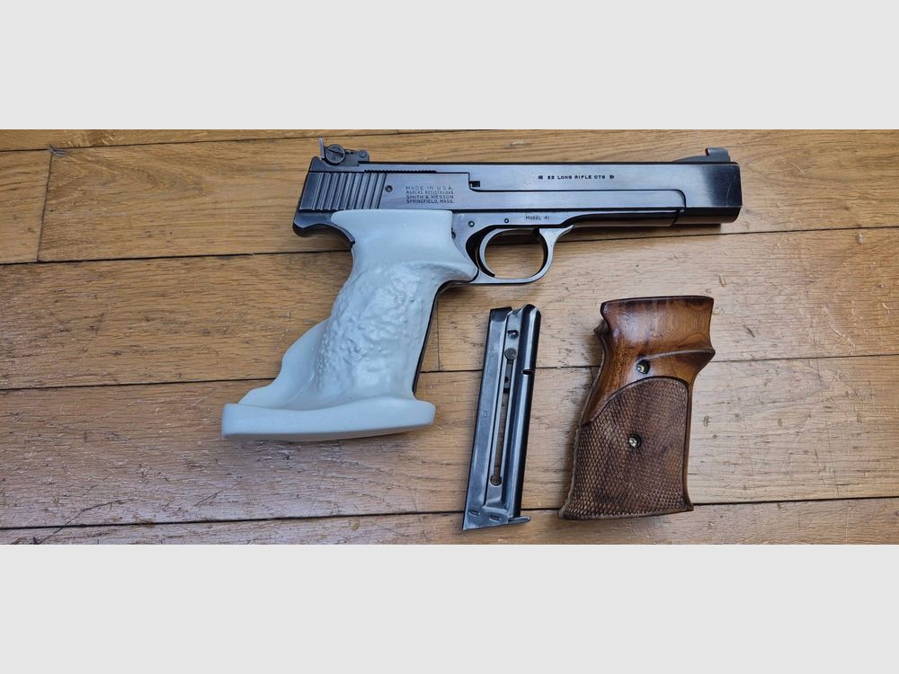 Prachtig Smith&Wesson Mod.41 Pistool – Kal. .22LR – Volledig van echt staal – 100% bruiningslaag – Wapen uit 1971 – Mechaniek en loop van topkwaliteit – Een van de laagste handvuurwapens ooit gemaakt – Twee sets handgrepen – Twee magazijnen – Zeer goede staat Sup. – TBE++, afbeelding 1 van 28