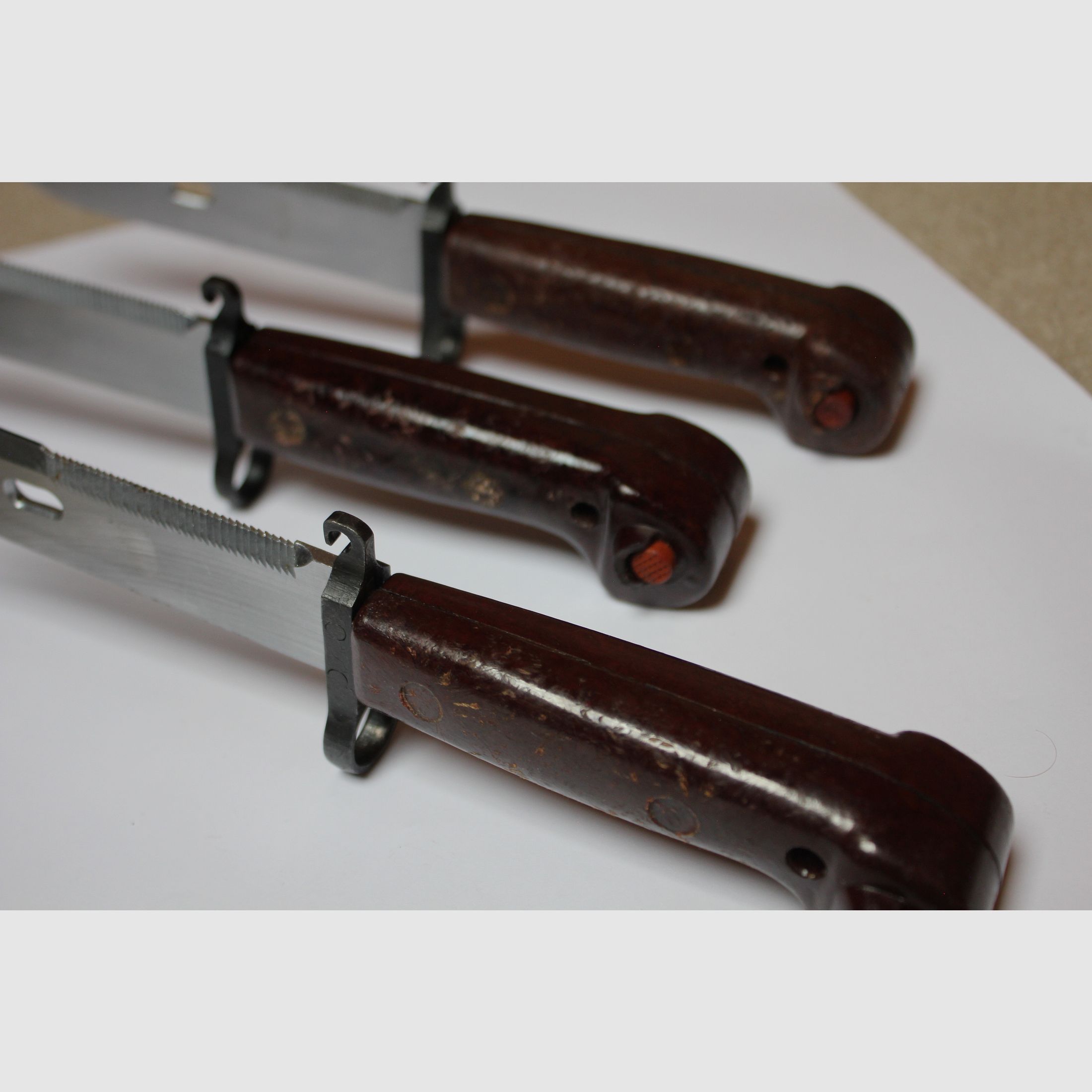 3 Rumänische 6h3 (6x3) AK Bajonette komplett inkl. Gummi Isolator und Leder Frosch  // AKM Bakelit Vintage