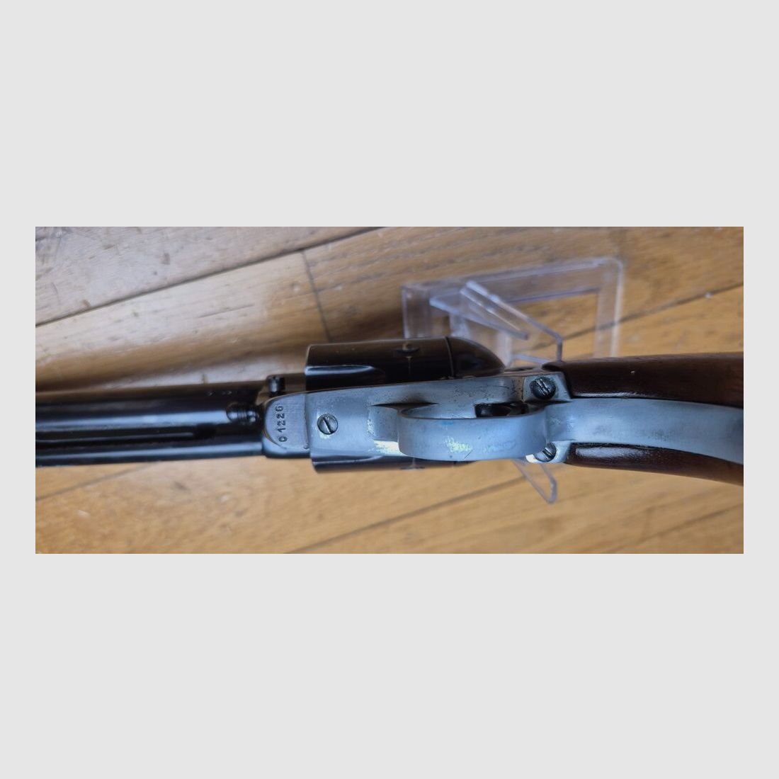Mooie revolver Sauer & Sohn Western Six Shooter — .45 Long Colt — Keurmerk Kiel van 1968 – SAA 1873 – Zes inch loop – Goede notenhouten grepen in TBE – Zeer goede mechanica – Prachtige spiegelloop / kamers idem – Zeer mooie Buscadero 100% in TBE inbegrepen! – Wapen in BE+/TBE, afbeelding 10 van 29