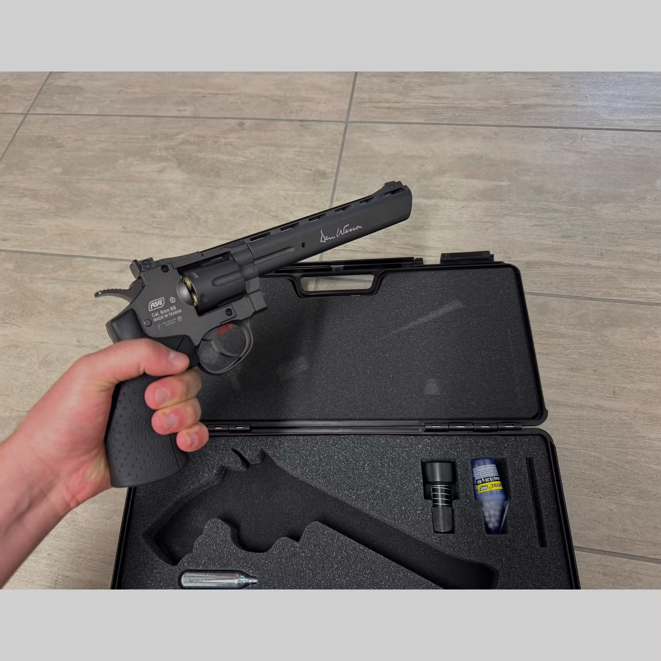 ASG Dan Wesson 8″ rewolwer CO₂ – 6 mm BB, czarny