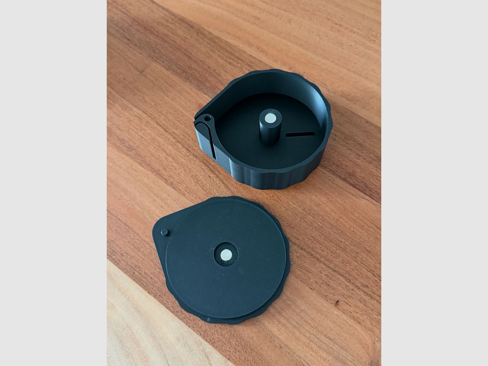 Schusspflasterspender Patch Dispenser für max. 20mm 2000 Stk. Rolle personalisierbar inkl. Magnetverschluss