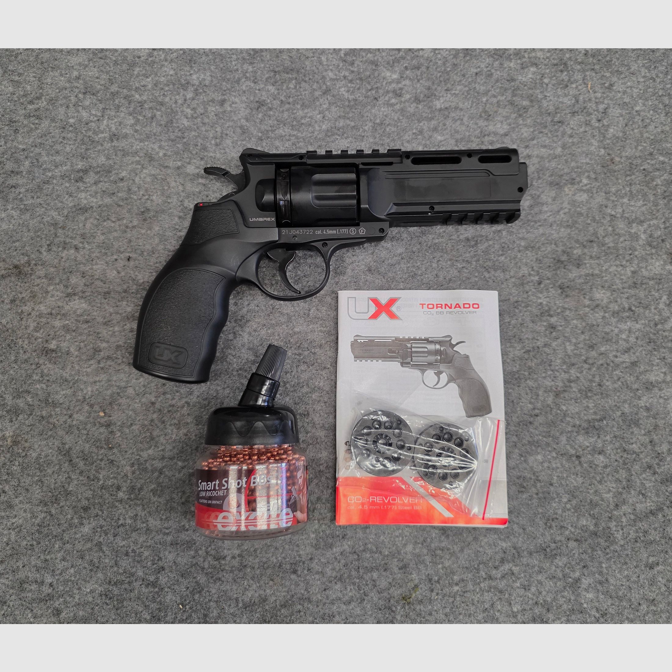 UX Tornado CO2 revolver with 2 extra cylinders
