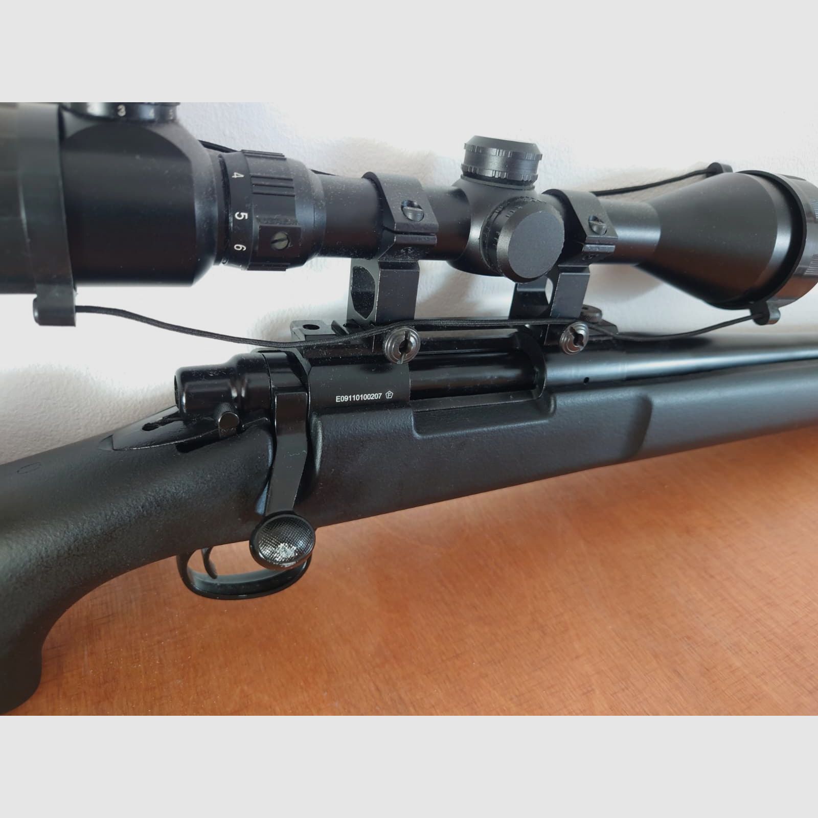 KJ Works M700 Police High Velocity Gas Bolt Action Gewehr 6mm BB schwarz (+MAX Tactical Zielfernrohr 3-9x50E beleuchtet mit Ringe für 22 mm Schiene)