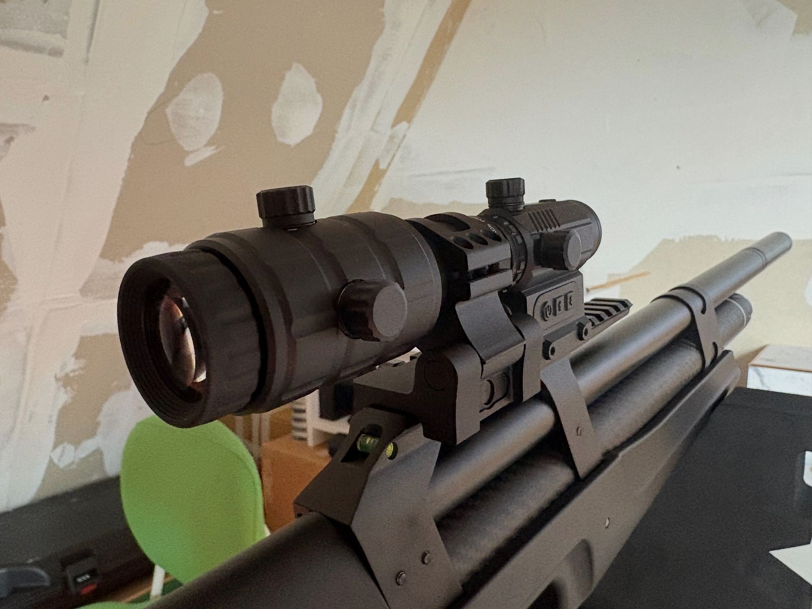 Huben K1 mit Schalldämpfer und Reddot-Magnifier