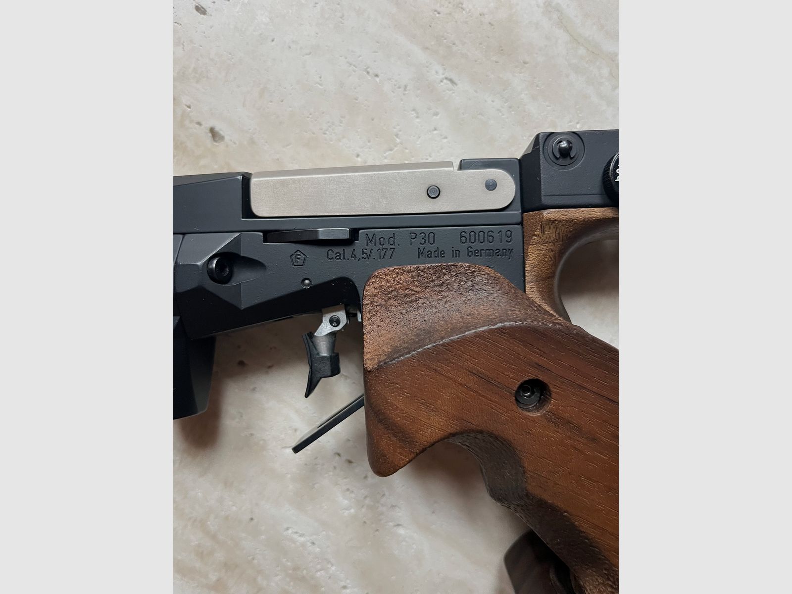 Feinwerkbau P30 pistola de aire comprimido – Estado excelente – 2 cartuchos + maletín de aluminio