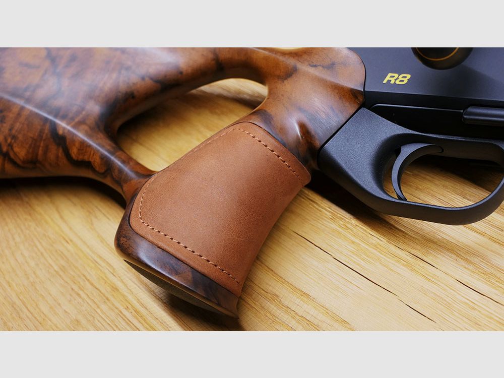 Blaser R8 Success / HK7 Super Fini mat / Cuir Chesterfield / Boule en acier avec ligne dorée / Calibre et longueur de canon au choix / Filetage M15x1 / ÉPOUSTOUFLANT
