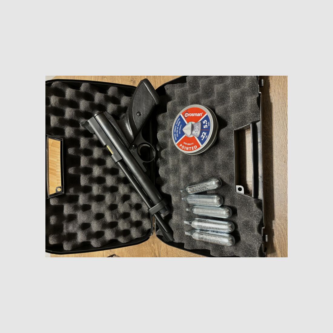 Crosman 2240 Luftpistole CO2 Kaliber .22 mit F-Zeichen