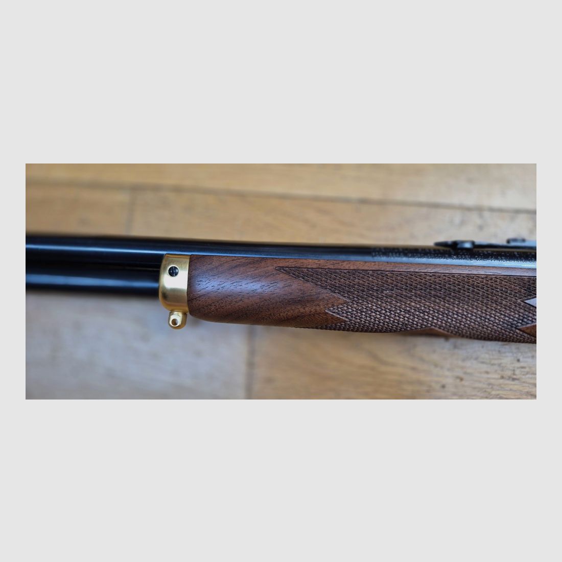 Wunderschöne Unterhebelrepetierbüchse Marlin Modell 1894 S – Sehr seltene Gedenkserie „Sheriff Bat Masterson“ – Exemplar 031 von nur 500 produzierten – Waffe von 1994 – Stempel ‚JM‘ für Marlin von Marlin – Kal. .44 mag – 9+1 Schuss – Nussbaumholz von höherer Qualität mit hausgemachter, stoßdämpfender Schulterstütze – Traumhafte Mechanik – Lauf von 51 cm mit Micro-Grooves – Originalbox und Dokumente – Außergewöhnliches Stück in neuwertigem Zustand – TBE+++, Bild 34 von 37