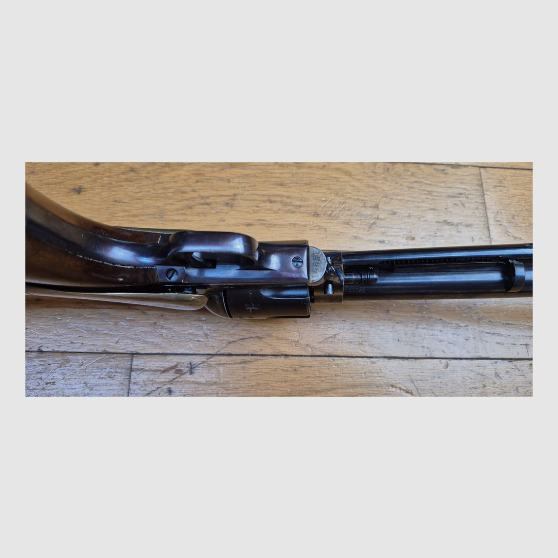 Sehr schöner und seltener Revolver 1873 „AMERICAN BUNTLINE“ – Kal. .44 WCF (.44-40) – Lauf 18“ (46 cm !) – Abnehmbare Schaft aus Holz und Messing – Herstellung von Uberti aus 1972 – Einwandfreie Mechanik – Sehr guter ästhetischer Zustand – TBE/TBE+, Bild 11 von 39
