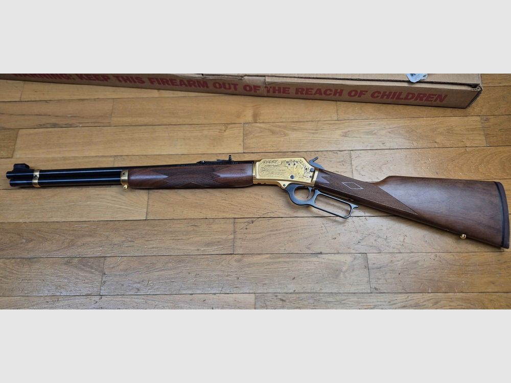 Wunderschöne Unterhebelrepetierbüchse Marlin Modell 1894 S – Sehr seltene Gedenkserie „Sheriff Bat Masterson“ – Exemplar 031 von nur 500 produzierten – Waffe von 1994 – Stempel ‚JM‘ für Marlin von Marlin – Kal. .44 mag – 9+1 Schuss – Nussbaumholz von höherer Qualität mit hausgemachter, stoßdämpfender Schulterstütze – Traumhafte Mechanik – Lauf von 51 cm mit Micro-Grooves – Originalbox und Dokumente – Außergewöhnliches Stück in neuwertigem Zustand – TBE+++, Bild 26 von 37