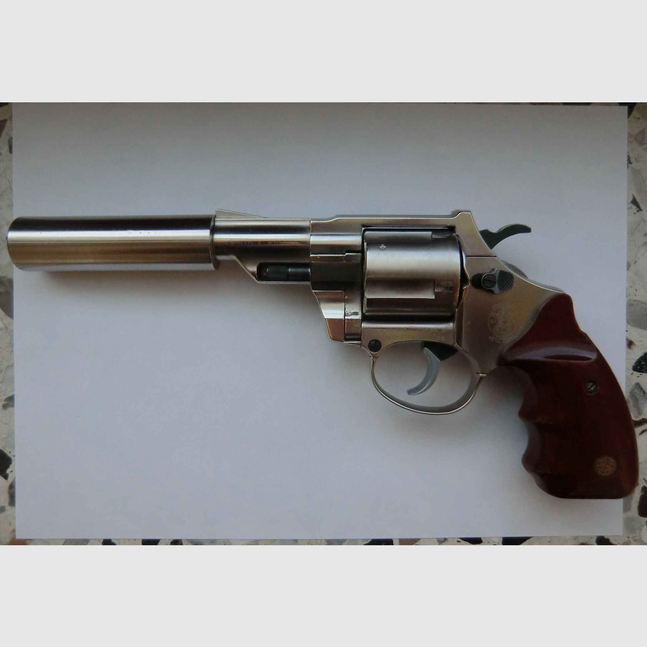Smith and Wesson Combat Magnum Revolver Cal.45 vernickelt inkl. Schalldämpfer und Munition PTB 617